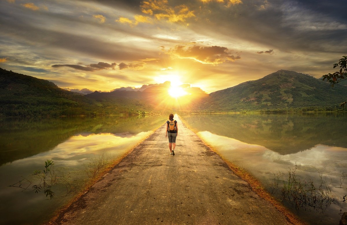KathyPooler's tweet photo. #MondayBlogs: " A #memoir really is not about “me” but more about the “Universal I.” Interview with @drdcpmd on the transformational power of memoir. #LostintheReflectingPool https://t.co/2hpp4zu9ku https://t.co/3E7bUw1Kdj