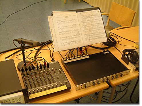 syemusicaudio's tweet photo. Mobile #Aufnahmen in #Frankfurt, #Probesaal. #Regitisch mit #Partitur. https://t.co/CywIDG2IYM