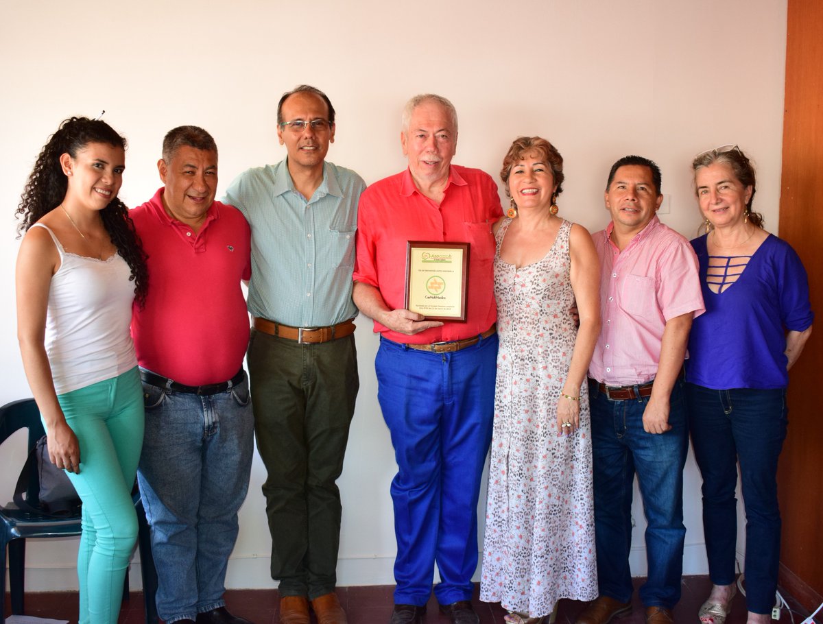 Asocooph's tweet photo. #FelizLunes #ActualidadSolidaria Con la entrega de una placa de reconocimiento, #Asocooph dio bienvenida a su nueva entidad asociada, la Cooperativa Multiactiva de Medios Comultimedios →https://t.co/VCWAqQDBkn https://t.co/AVdEf51ONN