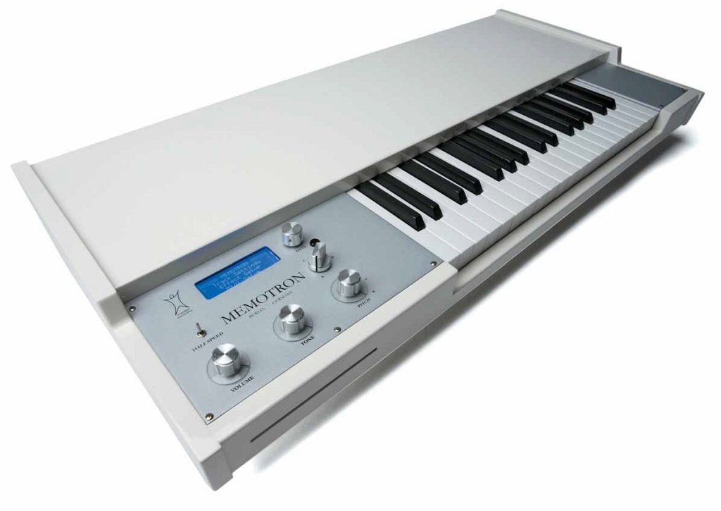 KeyboardsDE's tweet photo. Die @Superbooth_Bln beginnt schon bald. Auch Manikin Electronic sind vor Ort am Stand O370. #ManikinElectronic sind die beiden Berliner Hi-Tech Spezialisten Thorsten Feuerherdt (#Hardware) und Markus Horn (#Software). #SUPERBOOTH18 #Mellotron https://t.co/PETNRbdRBL https://t.co/q7WvsOZUHv