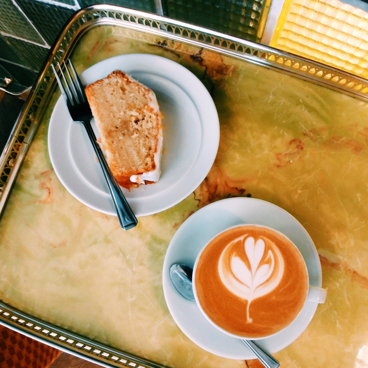 UpTheDiff's tweet image. Monday wishlist; 

flat white, new tonsils, lemon drizzle, flat stomach, couple of bottles of prosecco.