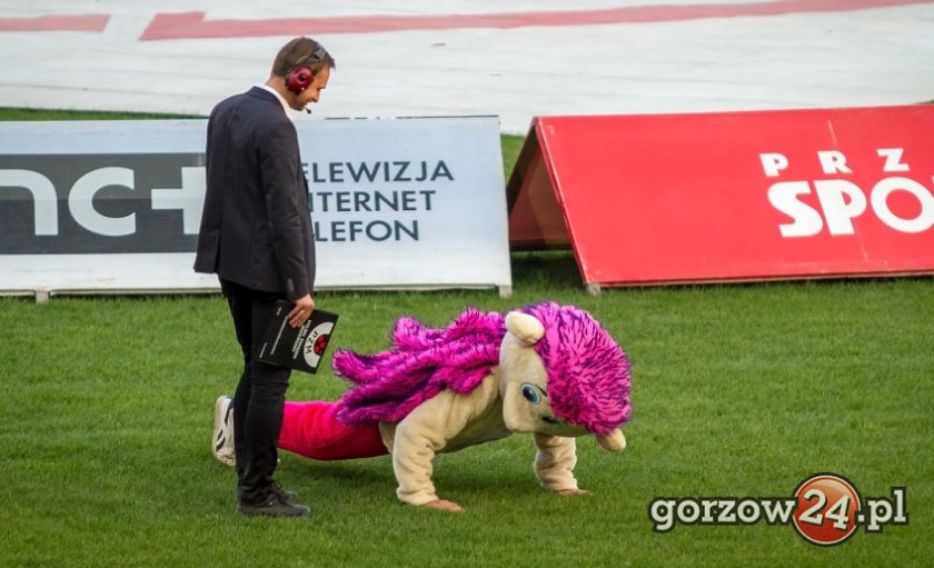 Piter95gw's tweet photo. Komisarz toru nie tylko nadzoruje przygotowanie nawierzchni, ale również kondycję fizyczną maskotek @StalGorzow1947 😉#GORTAR fot. https://t.co/43f6mG9PuY https://t.co/raIv6uTcBl