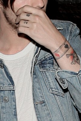 WhyLarryIsReal tweet picture