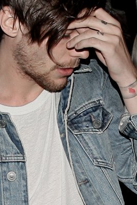 WhyLarryIsReal tweet picture