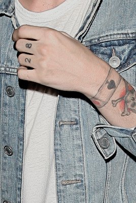 WhyLarryIsReal tweet picture