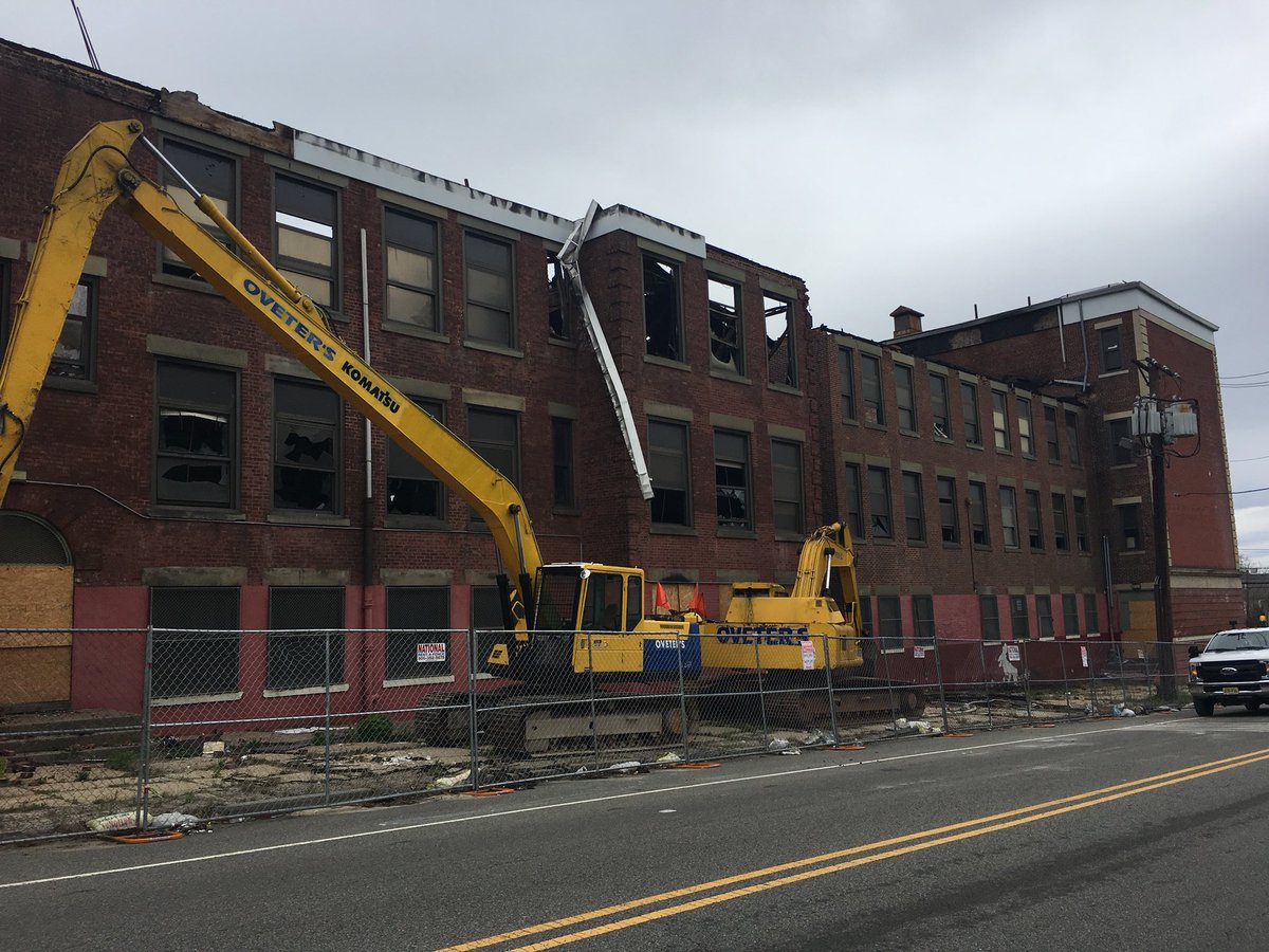 karen_yi's tweet photo. A fire destroyed William H Brown Academy a few years ago in the South Ward. @CityofNewarkNJ says it will demolish property and erect 125,000 sq ft police &amp; fire training complex in next two years. Mayor @rasjbaraka expects site to be certified as police academy https://t.co/mM0rDWg10o