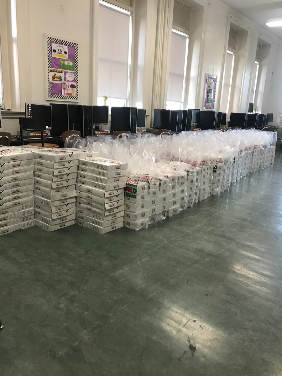 MsgrScanlanHS's tweet photo. Last week the smell of 800 boxes of  Krispy Kreme donuts filled the hallways at #MonsignorScanlanHighSchool  With the help of NHS (National Honor Society) #KrispyKreme @krispykreme #MsgrScanlanHighSchool #MsgrScanlanHS #Scanlan 🍩🍩 https://t.co/AmPNSQ6WBf