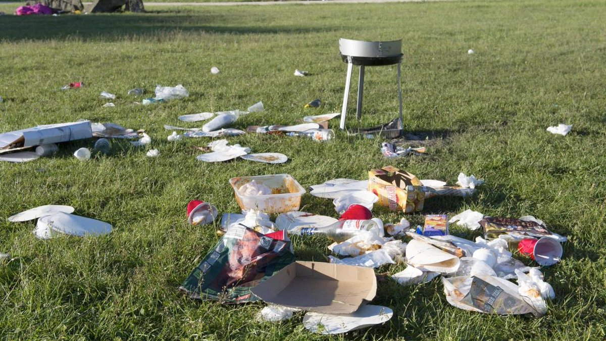 NeuerManual's tweet photo. Hier ist eine Horde Identitäre über den Park am #Brückentag hergefallen. Schämt Euch. So geht man nicht mit der #Heimat um!!

#Liebe bedeutet Verantwortungsbewusstsein. Räumt euren Dreck weg. Gemeinsam! https://t.co/alyzzpNMbg