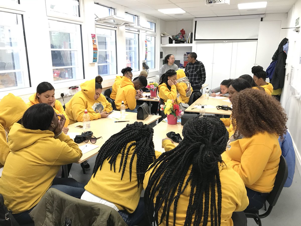 InterlockFound1's tweet photo. Foreign Sisters Workshop ‘What makes you you’ and making a group poem together. #workingintheflowofconsciousness #projectforeignsisters in #London #foreignsisters #holendrechtswazoom #anansiswazoom #amsterdamzuidoost #kori #london #empowerment #youthwork @Erasmus_Project https://t.co/bxUV89D59E