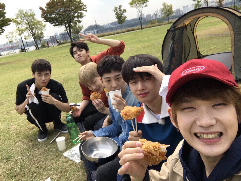 jinjimin_'s tweet photo. 今日で5月になりました。
それと同時にJBJの公式活動期間が満了しました。
ほんといいグループで笑顔を与えてくれました。

ノテ。ケンタ。サンギュニ。ヨングギ。ヒョンビニ。ドンハニ。
最高の6人。バラバラの道に進んでも応援します。
JBJ永遠に･･･
#JBJ 
#JBJ_FOREVER 
#JBJ_NEWMOON 
#jbj解散 https://t.co/ACtDRlz2JP