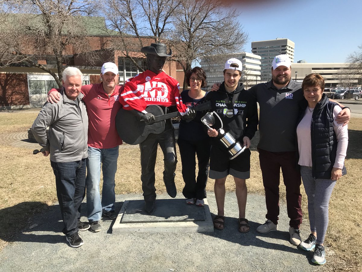 morrisseyhockey's tweet image. One last pic with @StompinTomMusic and our Islanders before heading home! @NDAAAHounds @NotreDameHounds #sudburysaturdaynight #goodolhockeygame