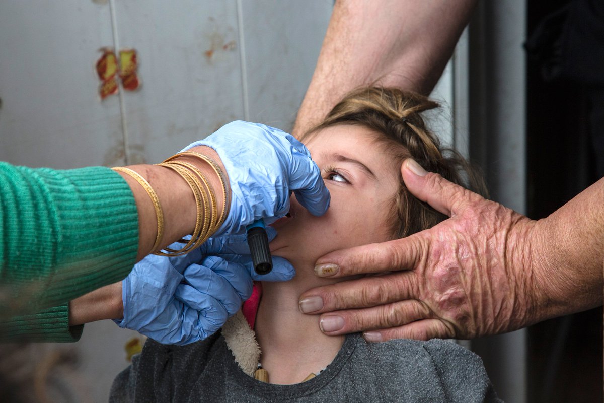 WHO_Polio's tweet photo. Health workers at an internally displaced persons camp near Erbil, #Iraq, last month helped ensure that every single child received #polio vaccine, bringing health services closer to people and communities: https://t.co/ot3HQJS8jH #HealthForAll #EndPolio https://t.co/ppYGqqZjM9