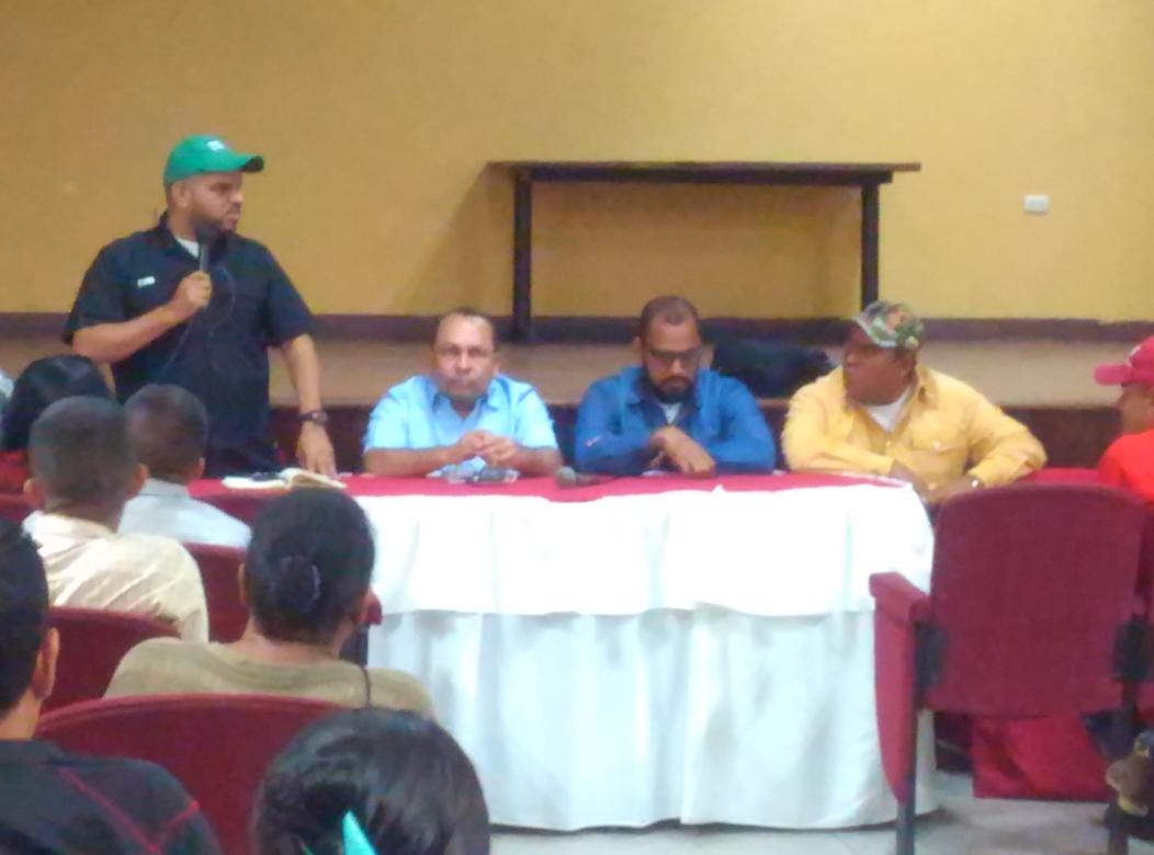 dipcarlosf99's tweet photo. Buen día Compatriotas ya nos encontramos en el Mcpio Ezequiel Zamora en el proceso de organización de @PartidoPSUV y los partidos revolucionarios para que el 20M #Monagas siga siendo roja rojita @NicolasMaduro #VenezuelaProductivaYPróspera @yelitzePSUV_ @dcabellor https://t.co/LwMzBUuDTv