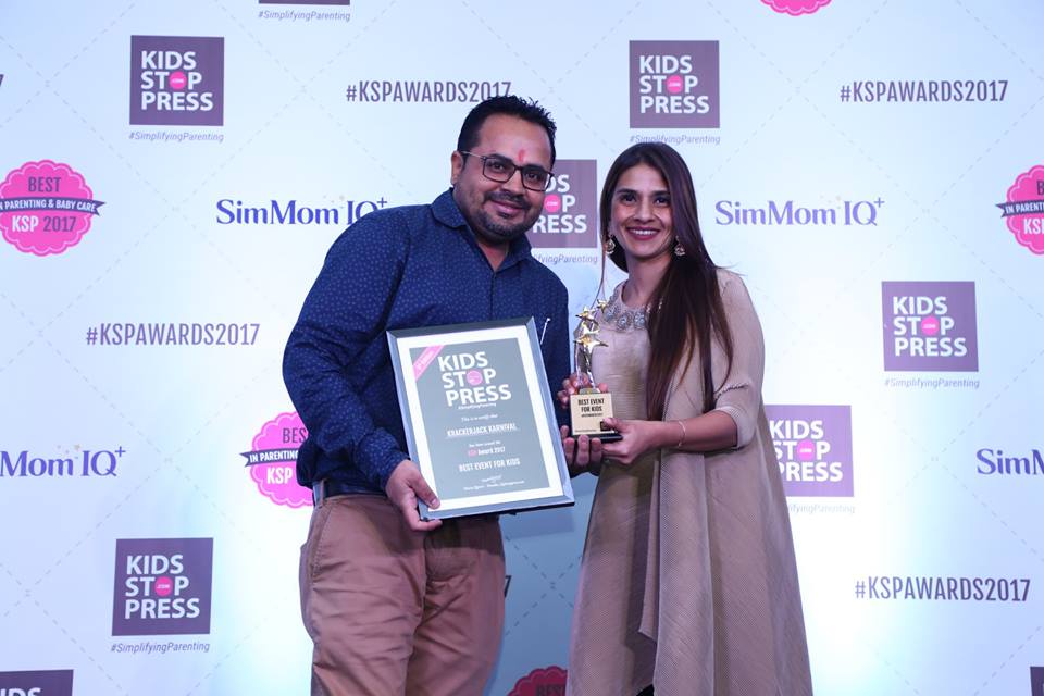 Kidsstoppress's tweet photo. We love it when the best brands get the nod and love from parents! @kkjkarnival getting the award from our panelist @AgarkarFatima in the #KSPAwards2017
@kaeduassociates
#SimmomIQ #FeedIQ #CradleOfNature https://t.co/cM1sG4sRoh