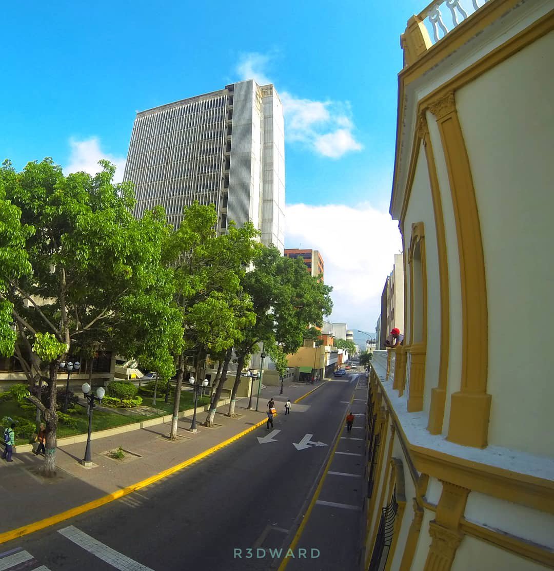 Así son nuestras calles, ¿Reconoces la calle y desde donde fue tomada la foto?

#QueHacemosLara .

📷@r3dward