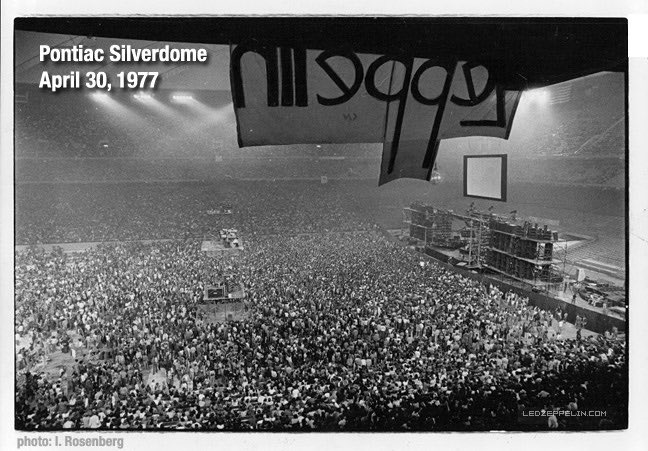 DailyRockPics's tweet image. April 30th 1977, Led Zeppelin broke a new world attendance record when they packed 76,229 people into the Pontiac Silverdome.