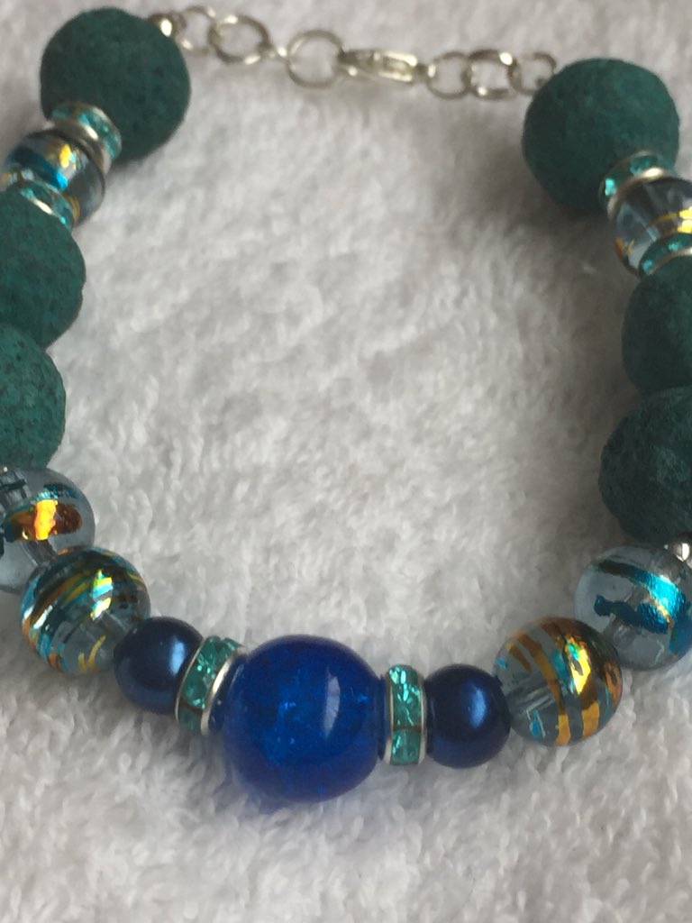 rkurchels's tweet photo. #smallbizuk #womaninbiz #socialmedia #womanbloggers #highflyers #powerfullwoman #MondayMotivaton #BlueWave2018 #blueskies #aromainfused #bracelet #uplifting #ATSocialmedia #standout #classic #owls #aqua jade #drawbench #glass #lavabeads #ukbiz #SmallBiz #retweet #share #like #any https://t.co/qIAv3JlQqd