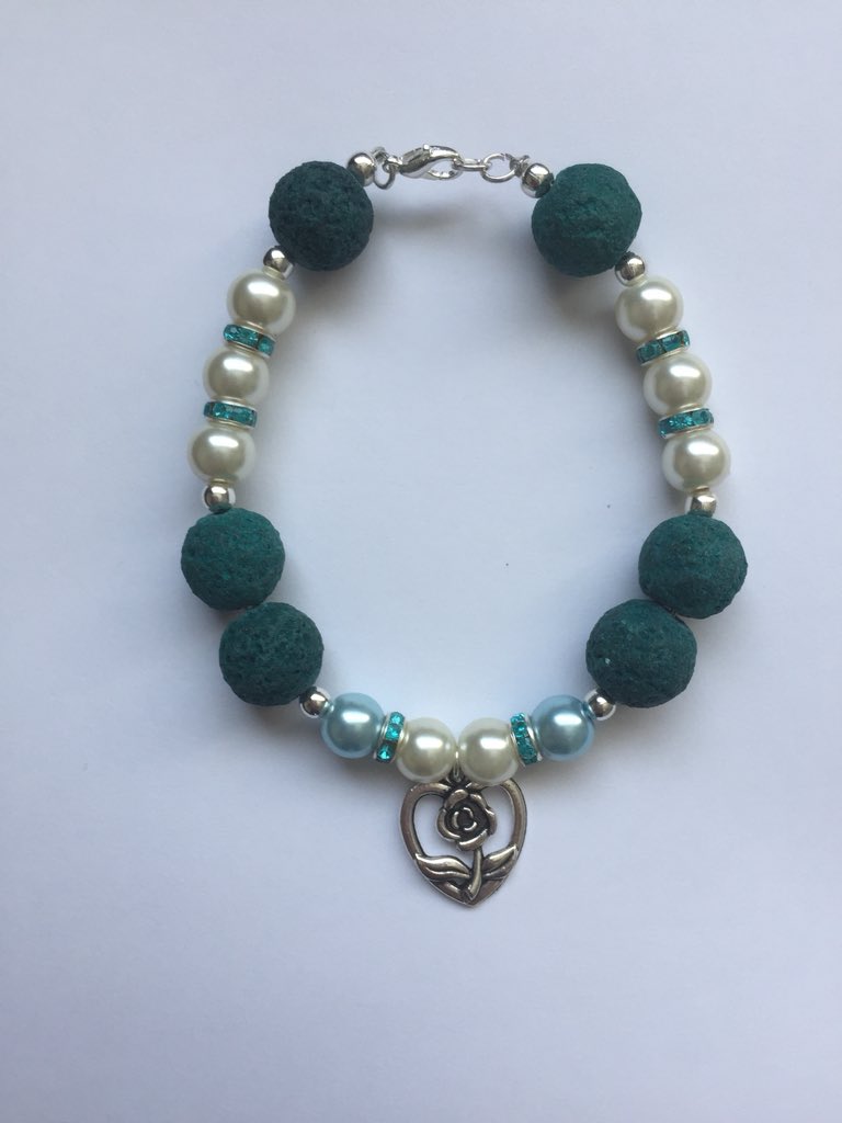 rkurchels's tweet photo. #smallbizuk #womaninbiz #socialmedia #womanbloggers #highflyers #powerfullwoman #MondayMotivaton #BlueWave2018 #blueskies #aromainfused #bracelet #uplifting #ATSocialmedia #standout #classic #owls #aqua jade #drawbench #glass #lavabeads #ukbiz #SmallBiz #retweet #share #like #any https://t.co/qIAv3JlQqd
