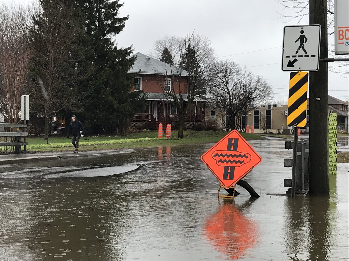 olemieux_src's tweet photo. La rivière Chaudière est sortie de son lit à Scott, en Beauce. La route du President Kennedy fermée. #rcqc #inondations https://t.co/XsiG4psVlX