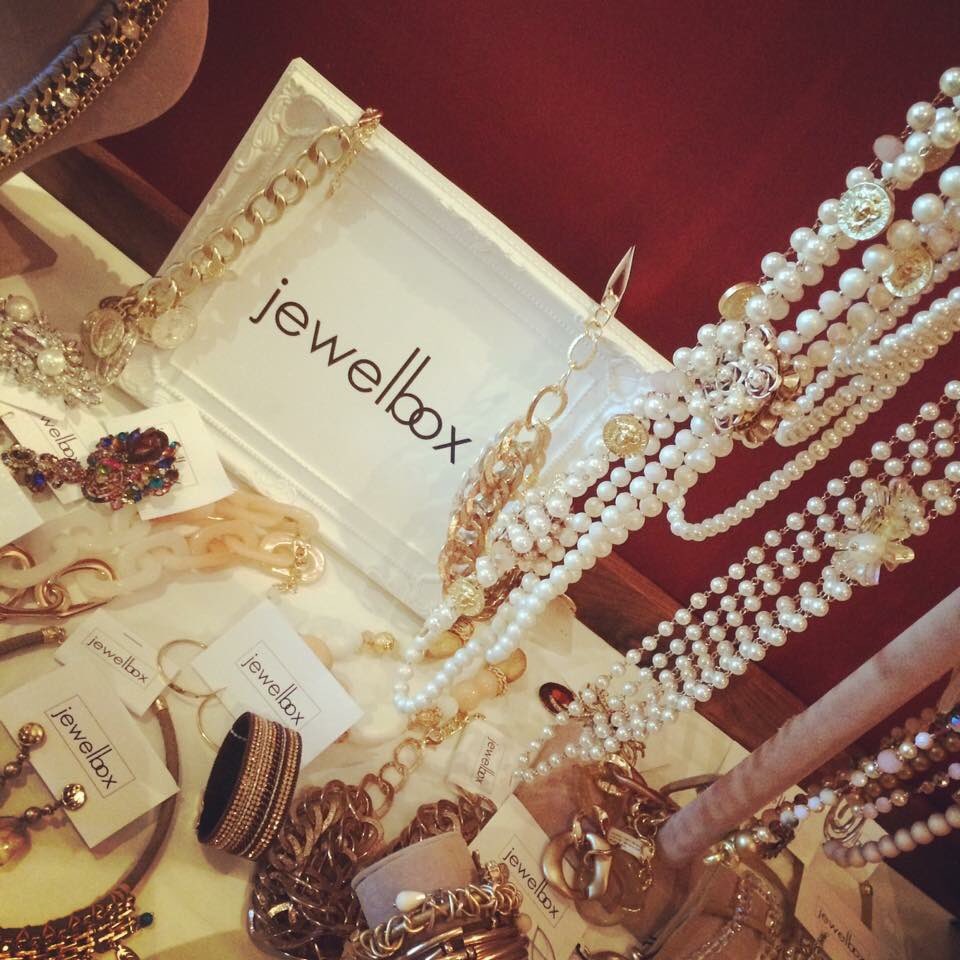 GeraldineGrealy's tweet photo. Snazzy shoes 👠matching Guna 👗and quirky accessories👛 👒take you to good places 👗Here are some of the fab selection which featured at the @fusionfashion1 pop up event @Abbeyros #smartdressedlady #bestdressed #fashionista #stylishchic @JewelboxIe #shoelover #dresstoimpress https://t.co/CxMKEIJHNm