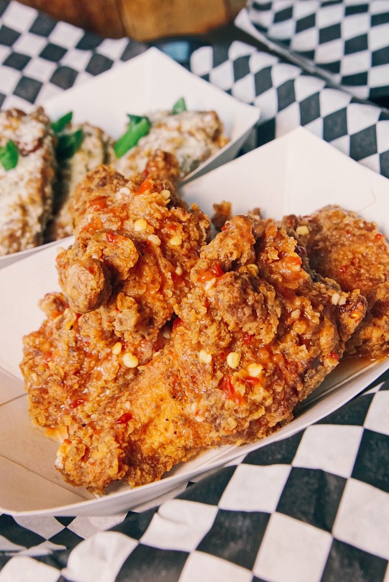 Have you had our Garlic Ginger wings? They’ve just recently been added to our DAILY Happy Hour MENU! Have them YOUR way- Naked or Breaded. You’ll love them either way 😍
.
.
#happyhour #thehappiestofhours #garlic #garliclovers #garlicginger #chicken #wings