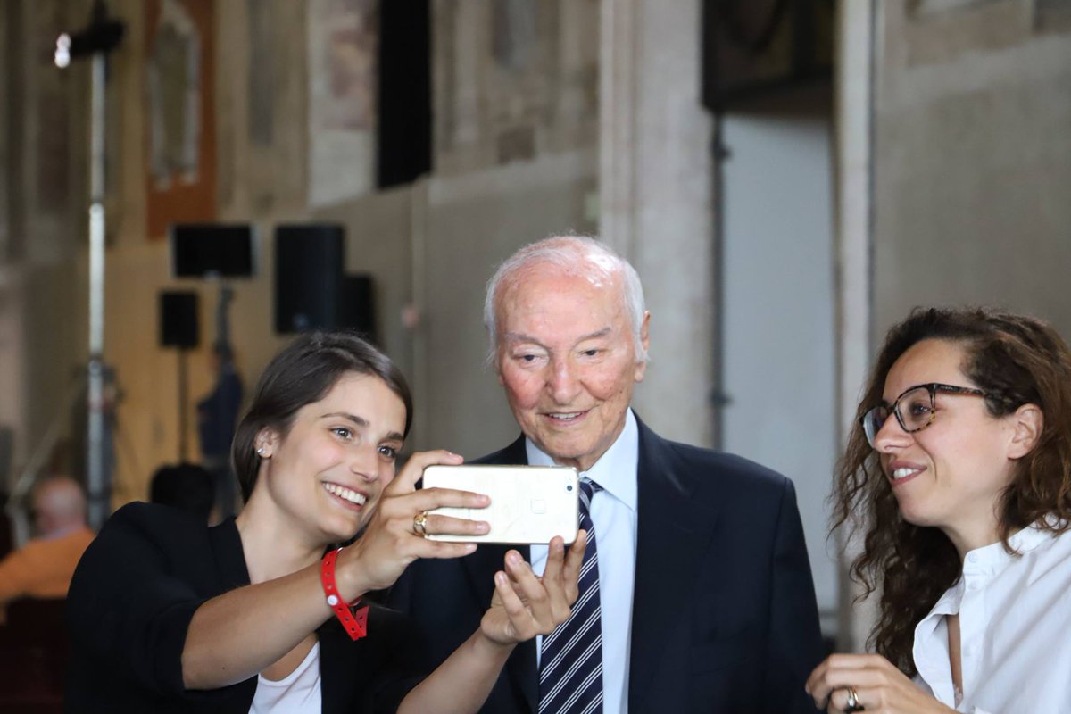 ilfoglio_it's tweet photo. [VIDEO] Viva gli esperti! L'intervento integrale di #PieroAngela al #FoglioTech: tecnologia, informazione, educazione, il mondo che cambia. "La macchina della ricchezza deriva dalla scienza più che dalla politica" https://t.co/gg3vHSIF8f https://t.co/G3ASHFfP2Z