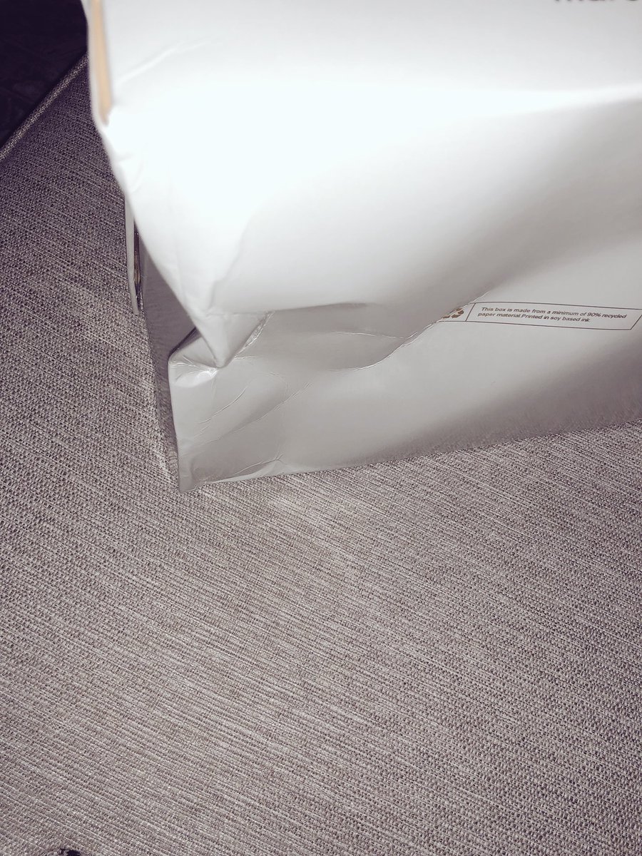 sarahnreyes's tweet photo. . @DSWShoeLovers pretty bummed with how this shoe box was delivered today. You’re going to have to do better if you want this customer shopping online with you again. 😏 https://t.co/AfvY0SQxi4