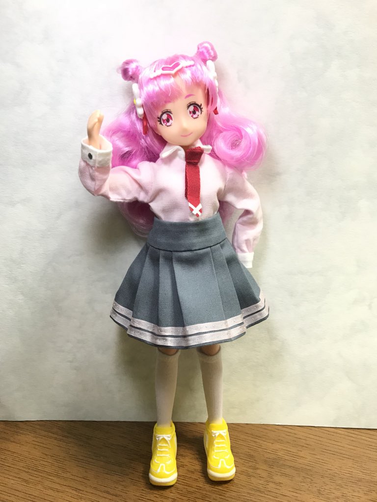 せつか Al Twitter こちらは市販のリカちゃん用の靴で キュアエールちゃんにはどちらもちょっと大きめ 黄色のスニーカーは履き口が狭く底が厚いのでまだ何とかいけそうですが ストラップシューズはゆるゆるですぐ脱げちゃいます プリキュアスタイル T Co