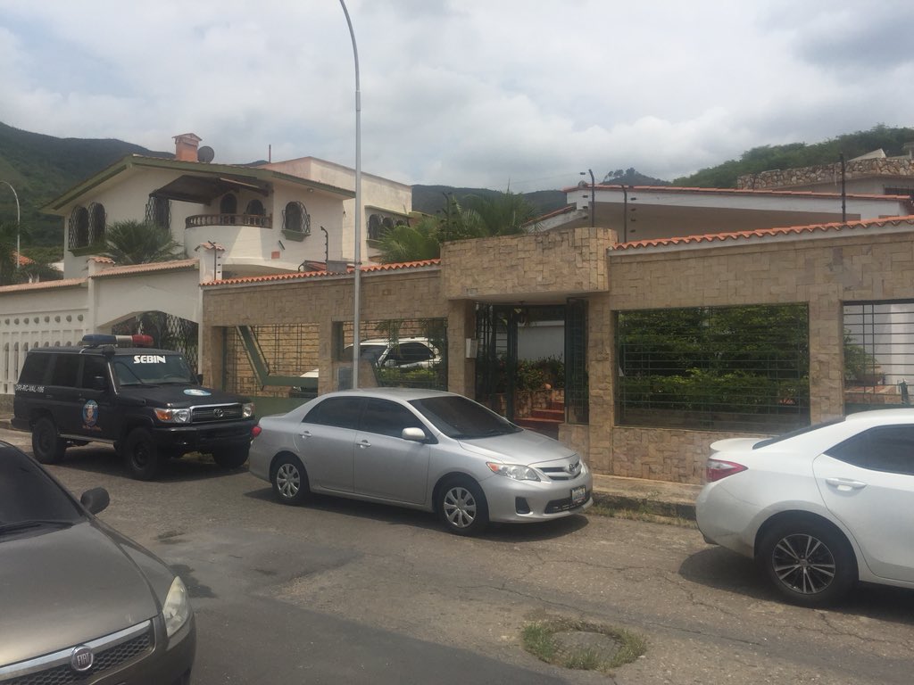 RandolfoBlanco's tweet photo. Sebin también allanó vivienda del presidente del TSJ en el exilio Miguel Ángel Martínez https://t.co/BSHPtGZGlA