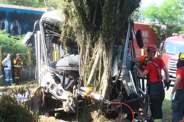 atribunasantos's tweet photo. Morre motorista envolvido em acidente no Jardim Casqueiro, em Cubatão; Sérgio Marques Ferreira dirigia um micro-ônibus, que se chocou contra uma árvore na Avenida Nove de Abril. 👉🏻 https://t.co/f9c1glqiQ8
#acidente #Cubatão #morte #Casqueiro
📸 Fernanda Luz/AT https://t.co/a3AdkDlrCr