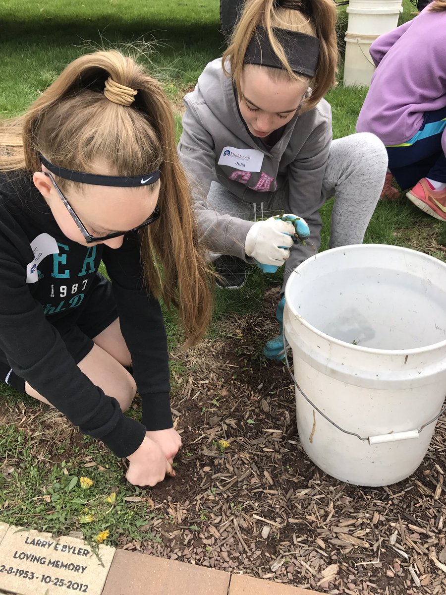 HollyB_Jones's tweet photo. Love seeing the girls get their hands dirty! A great job by Hinkletown Mennonite students 👍🏻 Their SERVATHON is helping various community organizations, including @WoodcrestRetre! @BRCTV11 https://t.co/OUqBtGpUuA