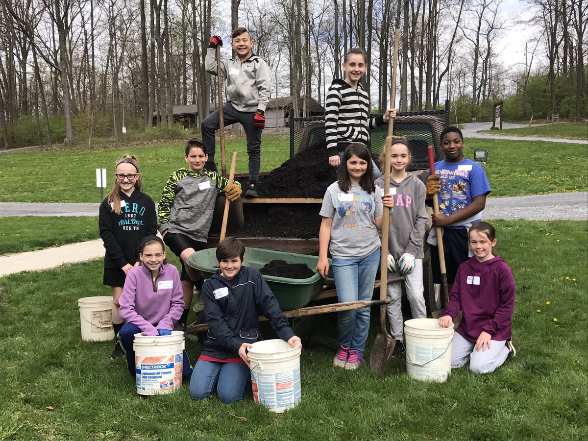 HollyB_Jones's tweet photo. Love seeing the girls get their hands dirty! A great job by Hinkletown Mennonite students 👍🏻 Their SERVATHON is helping various community organizations, including @WoodcrestRetre! @BRCTV11 https://t.co/OUqBtGpUuA