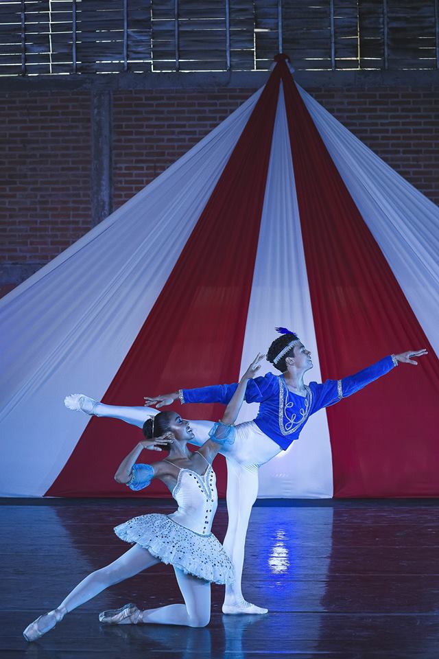 incolballet's tweet photo. El pasado sábado 28 de Abril en el coliseo del barrio El Sena, concluimos la presentación de la Suite del Ballet Bella Durmiente, en la conmemoración del Día Internacional de la Danza, evento realizado por la @AlcaldiaDeCali. #Incolballet40Años #TalentoIncolballet #FelizLunes https://t.co/SOJRtDQNR5