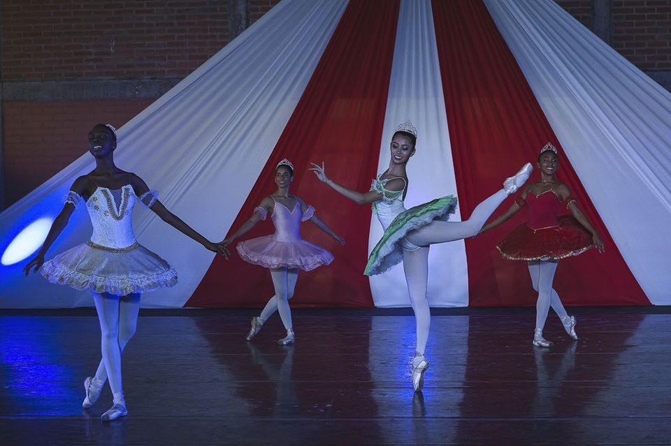 incolballet's tweet photo. El pasado sábado 28 de Abril en el coliseo del barrio El Sena, concluimos la presentación de la Suite del Ballet Bella Durmiente, en la conmemoración del Día Internacional de la Danza, evento realizado por la @AlcaldiaDeCali. #Incolballet40Años #TalentoIncolballet #FelizLunes https://t.co/SOJRtDQNR5