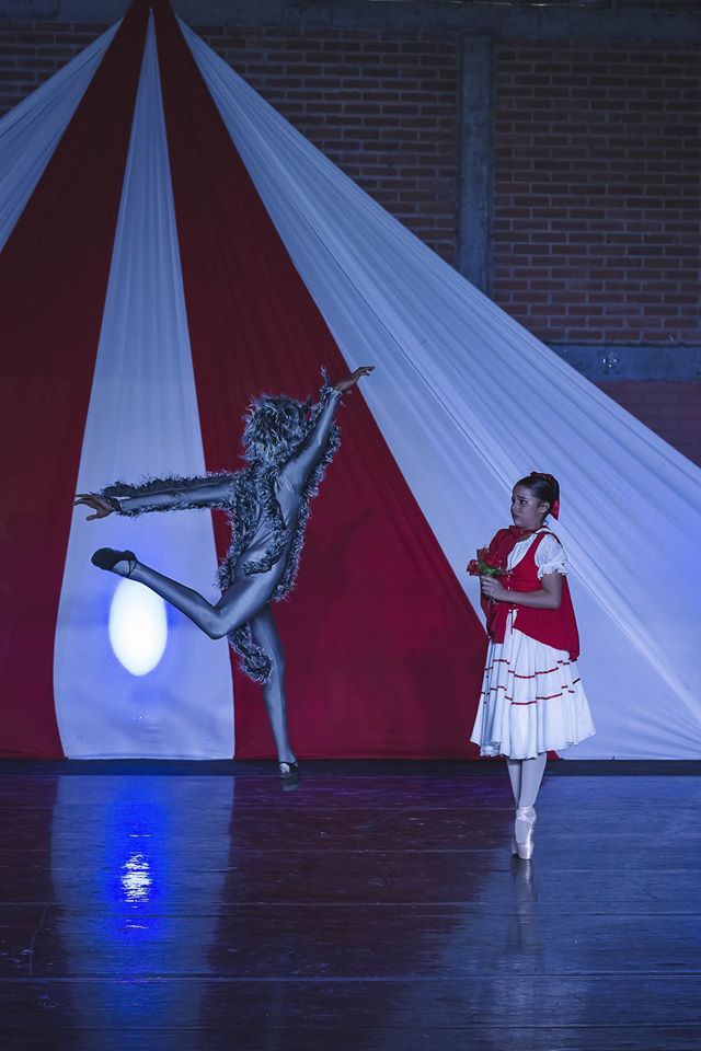 incolballet's tweet photo. El pasado sábado 28 de Abril en el coliseo del barrio El Sena, concluimos la presentación de la Suite del Ballet Bella Durmiente, en la conmemoración del Día Internacional de la Danza, evento realizado por la @AlcaldiaDeCali. #Incolballet40Años #TalentoIncolballet #FelizLunes https://t.co/SOJRtDQNR5