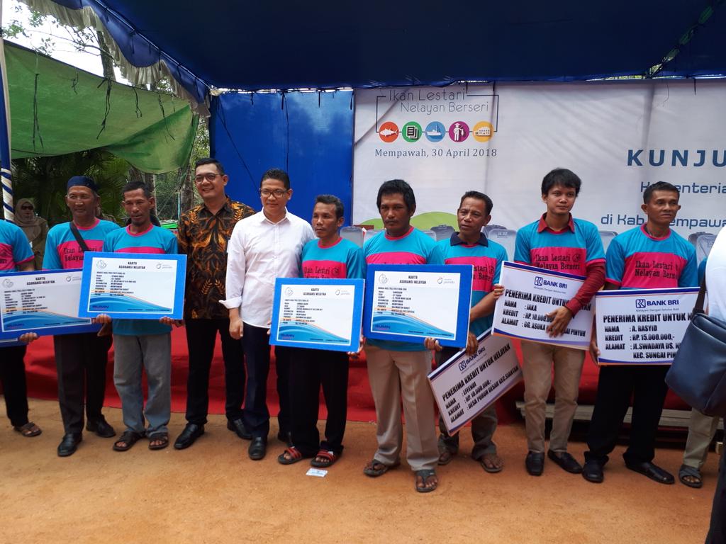 SUPM_Pontianak's tweet photo. SUPM Pontianak turut serta dlm kegiatan Kunker Wakil Ketua &amp; Anggota Komisi IV DPR RI di Pontianak &amp; Mempawah yg dihadiri oleh Bpk Kepala BRSDMKP dan Bpk Kapusdik KP.
@kkpgoid @Pusdik_KP @brsdm_kp
@mzulficar @bsuprakto
@Mustafa46337349 
#RisetdanSDMKP
#Kerja3ersama
#BRSDMBermitra https://t.co/SO4eKxRsdW