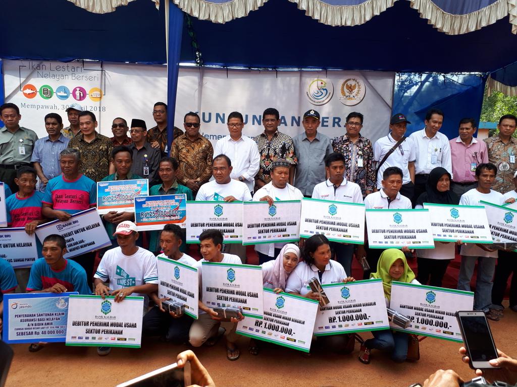 SUPM_Pontianak's tweet photo. SUPM Pontianak turut serta dlm kegiatan Kunker Wakil Ketua &amp; Anggota Komisi IV DPR RI di Pontianak &amp; Mempawah yg dihadiri oleh Bpk Kepala BRSDMKP dan Bpk Kapusdik KP.
@kkpgoid @Pusdik_KP @brsdm_kp
@mzulficar @bsuprakto
@Mustafa46337349 
#RisetdanSDMKP
#Kerja3ersama
#BRSDMBermitra https://t.co/SO4eKxRsdW