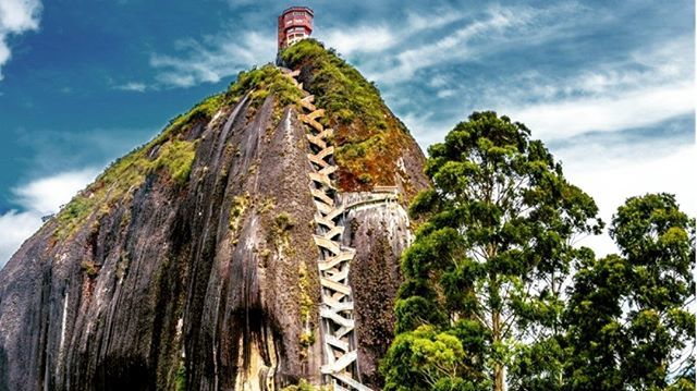 different_roads's tweet image. Piedra del Peñol, gigantesca roca granítica situada a un extremo de Guatapé, uno de los lugares más bellos de #Colombia #viajesoñado #differentroads ift.tt/2HEc7xn