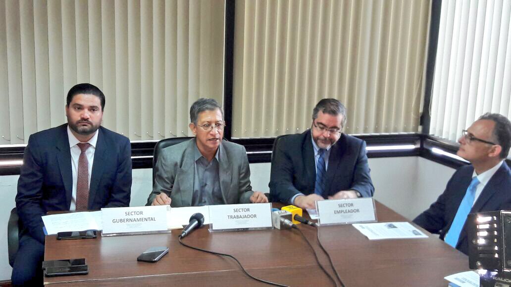 MINTRABAJOGuate's tweet photo. Comisión Nacional Tripartita de Relaciones Laborales y Libertad Sindical #CONALIS, ofrece Primera Conferencia de Prensa en la que sectores trabajador, empleador y gubernamental, dan a conocer sus líneas de trabajo para cumplir compromisos de hoja de ruta. #ATrabajar #mintrab https://t.co/eysAeKCjsQ