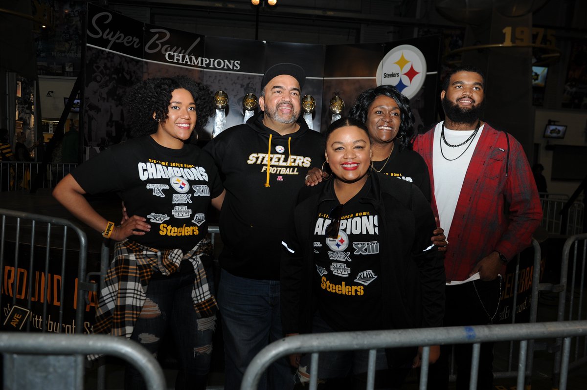 SteelersUnite's tweet photo. The best way to spend a Saturday in the offseason is with #SteelersNation at @heinzfield! #FanBlitz

📸 |  https://t.co/fIQWaR297I https://t.co/53W70NvIYv