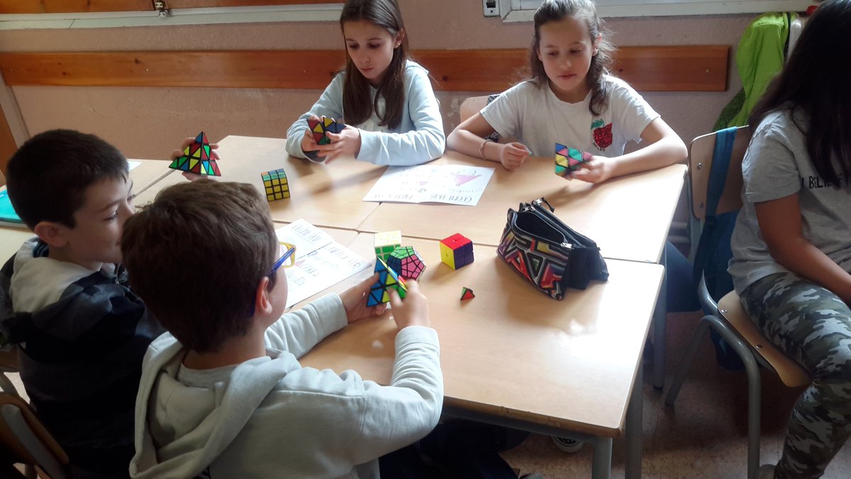 MareJaner's tweet photo. PRIMÀRIA: Els alumnes de 4t han realitzat un taller sobre  com fer el cub de rubik pyramidal. És un joc que vincula les matemàtiques tot ensenyant lògica, raonament, potencia la curiositat, la memòria i la visió espacial. @rubikids https://t.co/YWKjWyE2m9