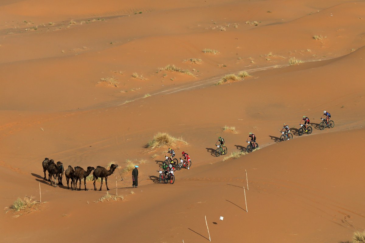 dentsuESP's tweet photo. Los equipos corporate de @DentsuAegisES #GoDANTitans afrontan la etapa maratón de @TitanDesert, que les llevará a pasar esta noche en el desierto. ¡Ánimo, DAN Titans! https://t.co/UvCFG1YkVz https://t.co/74jAmDkQ7Z