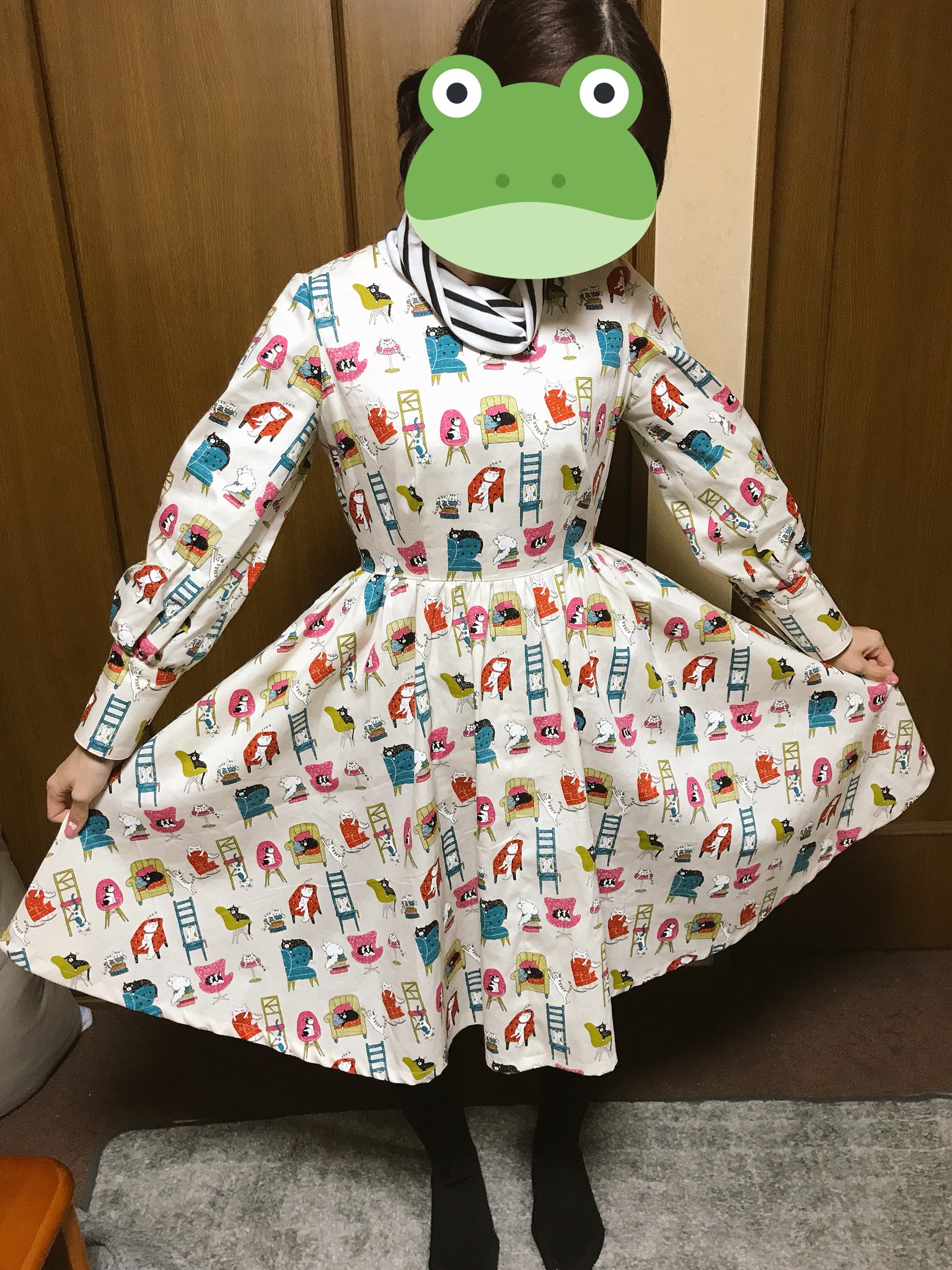 わこ ねこらい ばーちゃるきぐるみねこあらいぐま 先月ライブに来ていくべく２週くらいで作ったワンピース 篠原ともえさんの ワンピース本よりふんわりスリーブワンピース ボタンホール縫いが使いこなせず ミシンが大暴走するので 背中をファスナー 袖は
