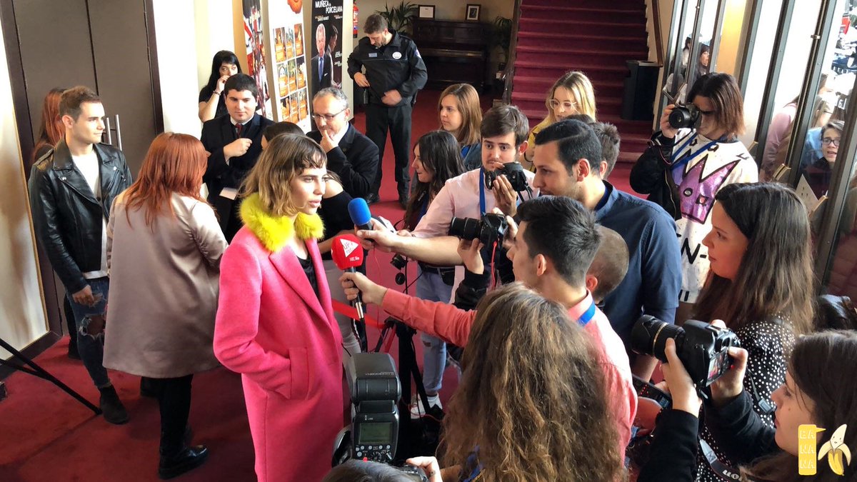 bloglaBANANA's tweet photo. [#THOSAwards2018] Primeros invitados en pisar la alfombra roja de los #THOSAwards🤵🏽‍♀️📸🤵🏽. En una hora comienza la gala, ¡y os recordamos que la cuenta @TheHallOfStars ofrecerá un directo a través de #PERISCOPE para no perderos nada! ✨
▶️ https://t.co/TO7kTdR64R https://t.co/rLwQ2EVEKr
