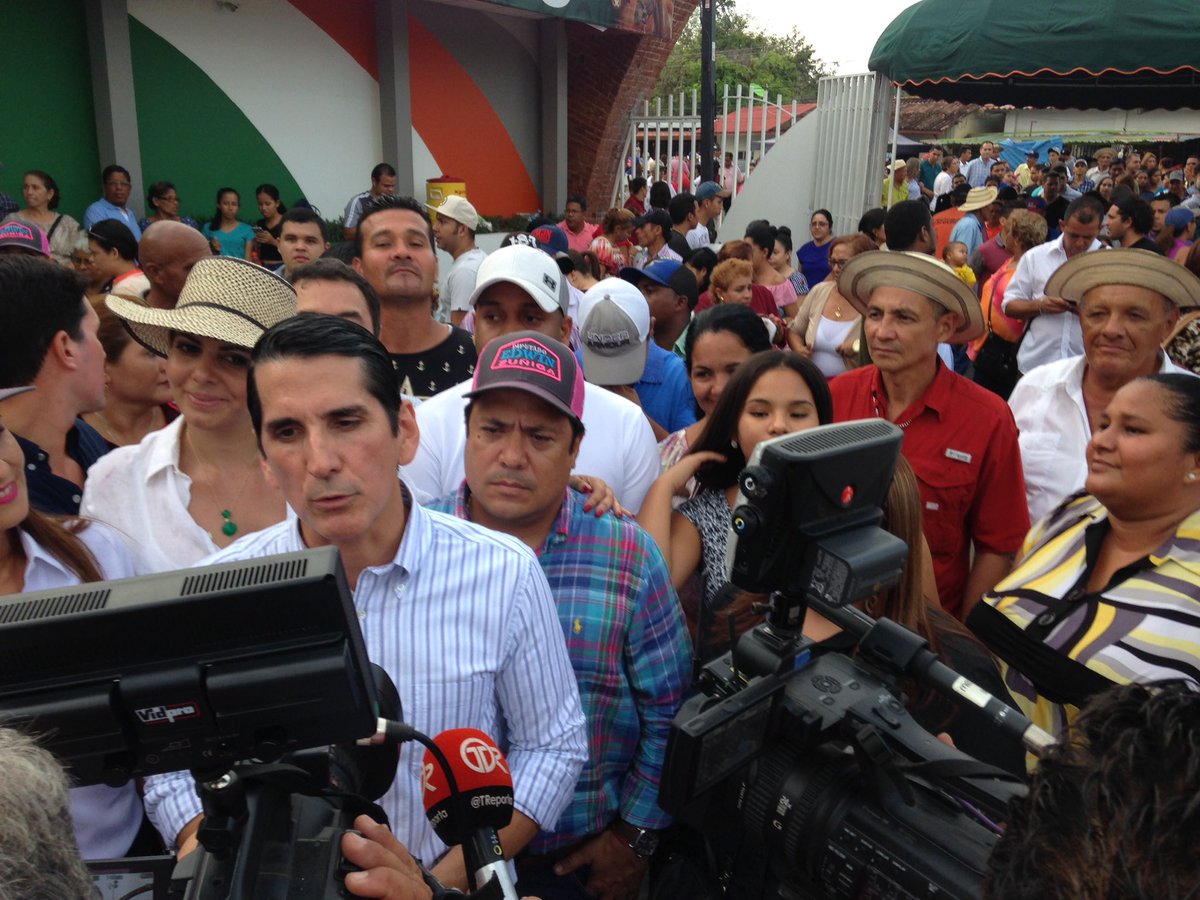 edwinz2014's tweet photo. Excelente recorrido en la feria de Azuero con @romuloroux @MarielaVega2014 @Anagrosas @MaidirAMillerQ @danac0808 @batistamiguel17 #SecretariaDeLaMujer #CambioDemocratico #SeParteDelCambio #romulorouxpresidente https://t.co/lACmk52Dp8
