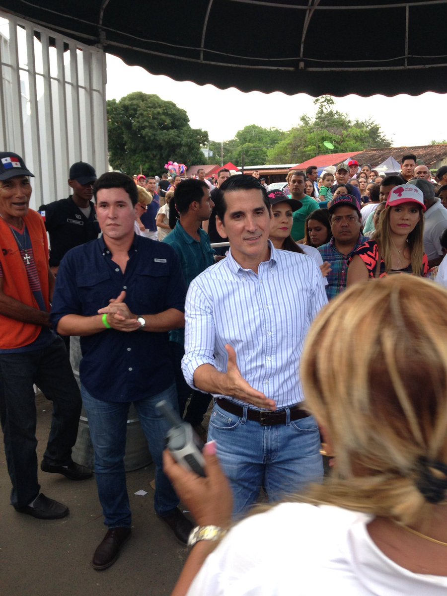 edwinz2014's tweet photo. Excelente recorrido en la feria de Azuero con @romuloroux @MarielaVega2014 @Anagrosas @MaidirAMillerQ @danac0808 @batistamiguel17 #SecretariaDeLaMujer #CambioDemocratico #SeParteDelCambio #romulorouxpresidente https://t.co/lACmk52Dp8