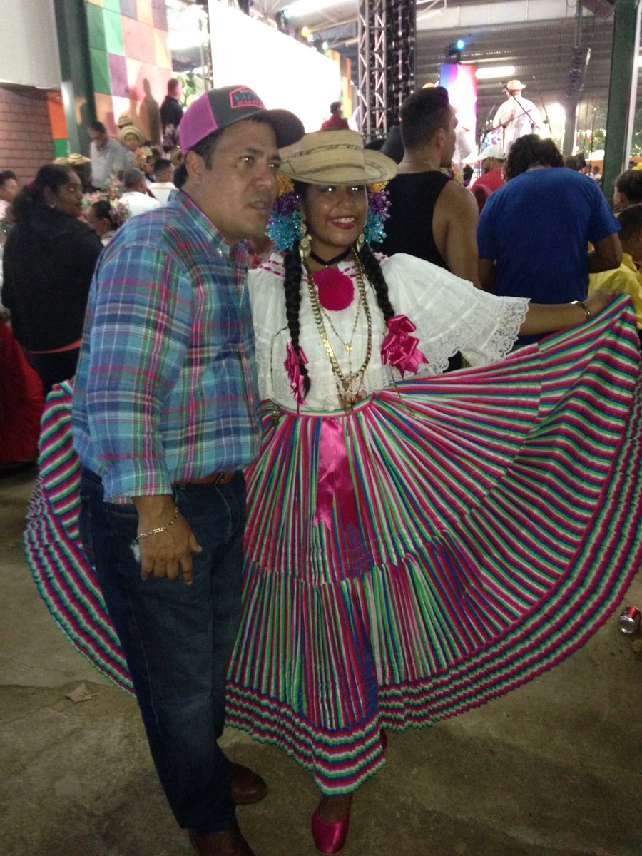 edwinz2014's tweet photo. Excelente recorrido en la feria de Azuero con @romuloroux @MarielaVega2014 @Anagrosas @MaidirAMillerQ @danac0808 @batistamiguel17 #SecretariaDeLaMujer #CambioDemocratico #SeParteDelCambio #romulorouxpresidente https://t.co/lACmk52Dp8