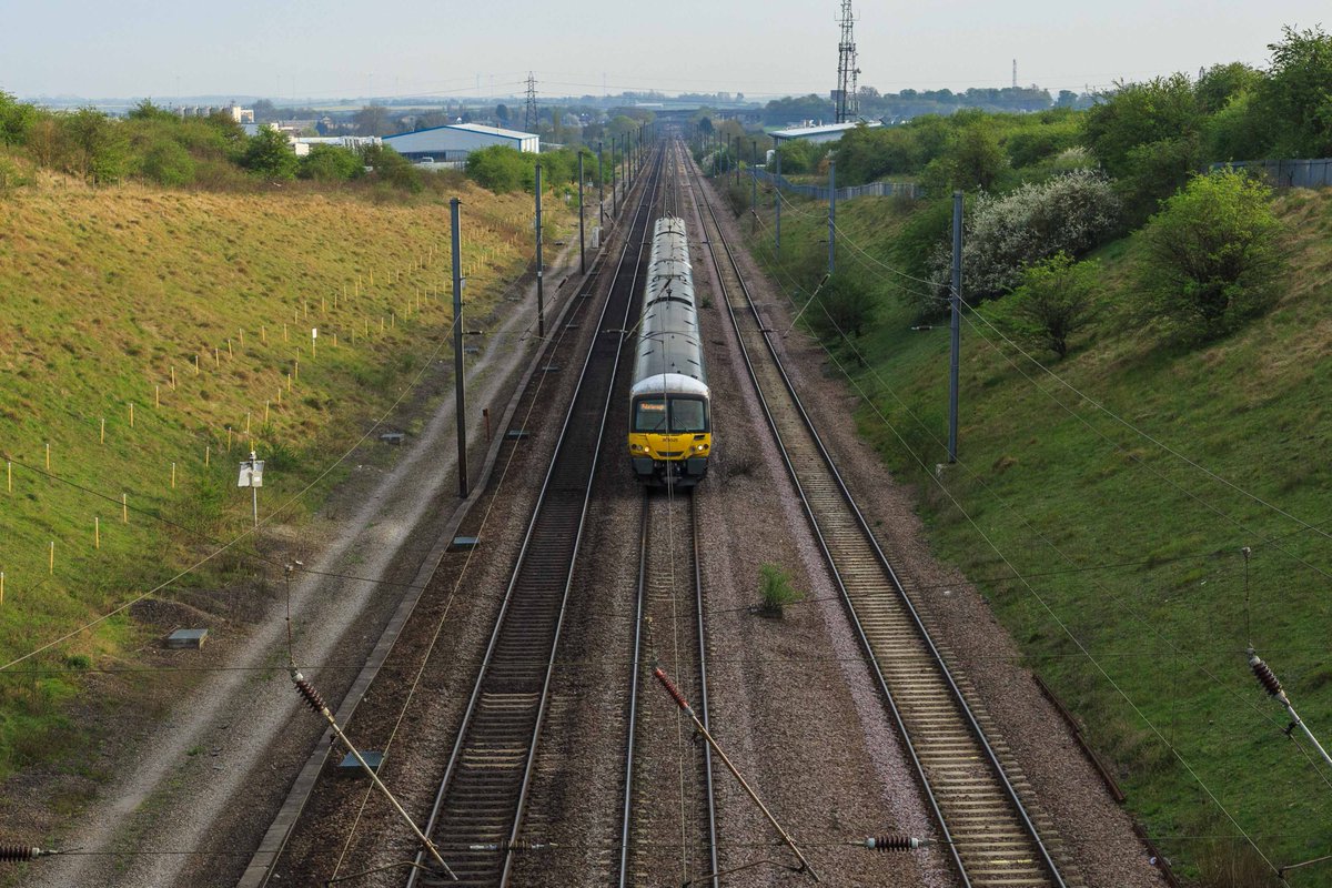 DailyRail's tweet photo. ROAD TRIP - On the 21st April 365525 and 365521 head north through Cambridgeshire with the 1P64 1722 London Kings Cross to Peterborough service.

©William Mankelow

#greatnorthern
#cambridgeshire
#peterborough
#ukrailways
#railscope https://t.co/PkOF0NbhUj