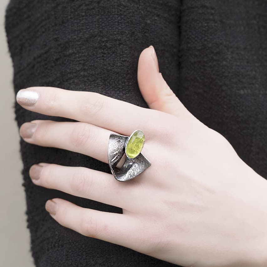 What a sensational peridot silver ring! Perfect for the spring season. #Bloom #design #amazingjewellery #shopinedinburgh #Edinburgh #jewelleryshop