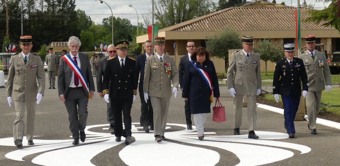 Prefet11's tweet photo. 🔵⚪️🔴[CEREMONIE]🔵⚪️🔴
La #LégionEtrangère commémore le 155ème anniversaire du combat de #Camerone au 4ème RE de #Castelnaudary  en présence du Préfet #THIRION et de nombreuses personnalités. Un code d'#HONNEUR : tu n'abandonnes jamais ni tes morts ni tes blessés. https://t.co/7VdNcGZXBJ